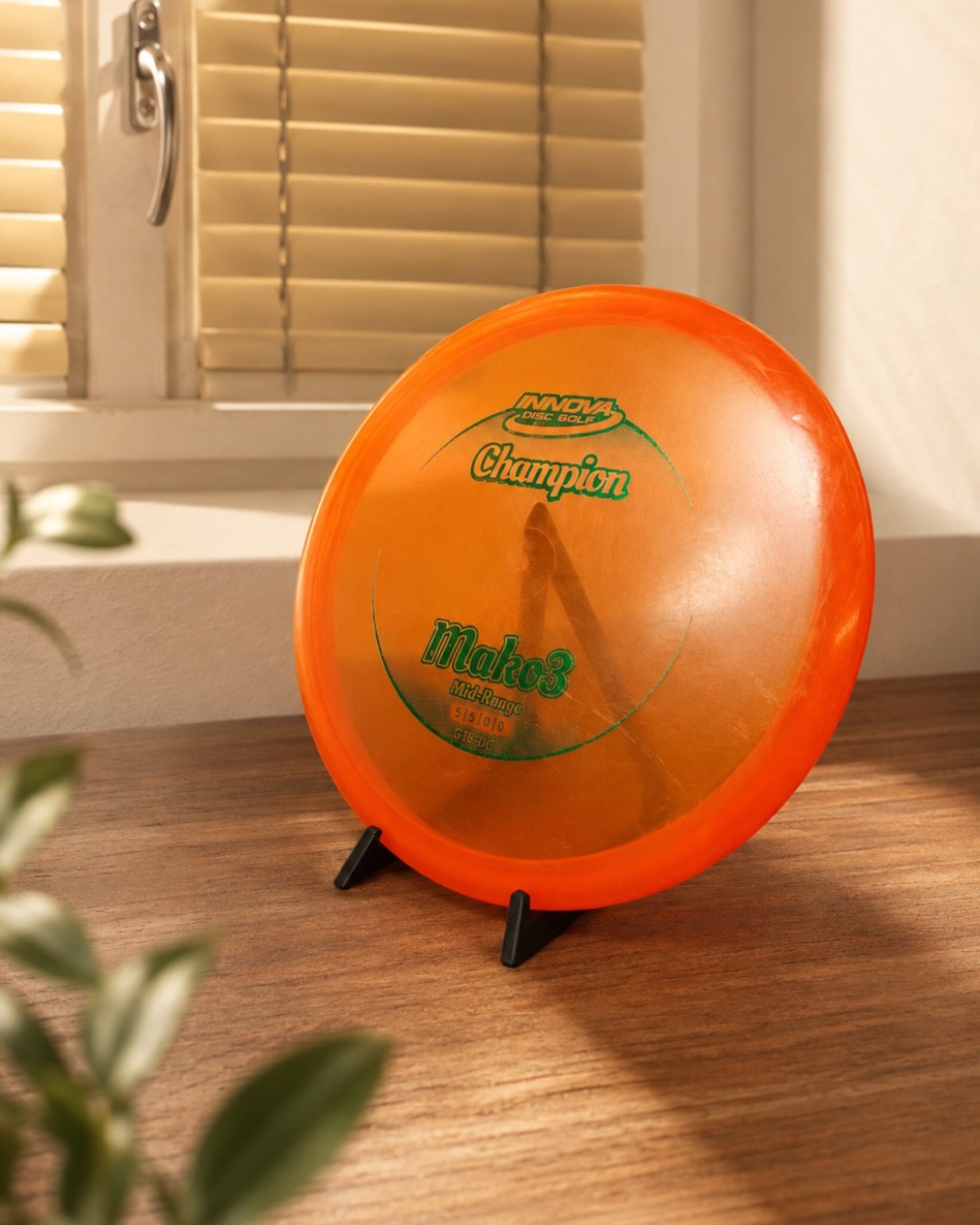 Frisbeekiekko mustalla telineellä tammipöydällä